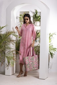 Vestido Camisero Rosa con Estampado Buti de Manga Tres Cuartos para Mujer con Abertura Lateral y Botones en la Parte Delantera para un Estilo Casual y Uso Diario - Product Image 3
