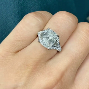 Anello di Fidanzamento F1290 con Diamante Taglio Radiant, Oro Bianco, Pietra Principale Colore D Naturale, Diamanti Laterali - Product Image 1
