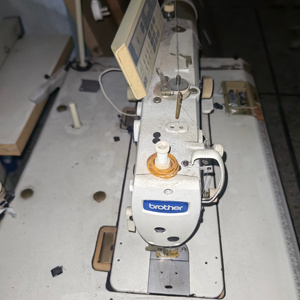 מכונת תפירה תעשייתית Brother 6200D, מחט אחת, מהירות גבוהה 4000 תפרים לדקה, משטח שטוח, 10 מ\\\"מ 4-6 מ\\\"מ, משומשת, שנה אחריות מתכת. - Product Image 2