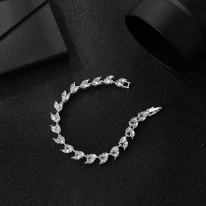 Brazalete de Mujer Más Vendido en el Extranjero, Estilo Europeo Americano, Ligero, de Aleación, con Hojas y Cristales Blancos para Fiestas, Venta al por Mayor - Product Image 2