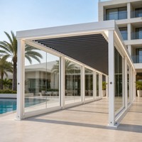 Passerelle motorisée à lames orientables en aluminium, thermolaquée, moderne/classique, écologique, avec capteur de pluie, personnalisable OEM pour hôtels et complexes hôteliers