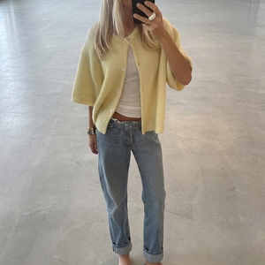 Cardigã Feminino Casual de Tricô Amarelo com Gola Redonda, Manga Curta e Botões, Estilo Cropped Y2K para Primavera/Verão - Product Image 4