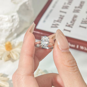 Anillo Solitario de Plata de Ley S925 con Piedra de Moissanita Ovalada de 7*10 mm y 2 Quilates - Product Image 6