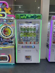 מכונת ממכר צעצועים של קי מאסטר - מחליפת מטבעות, נעלי ספורט, מקלדת לאיתור מפתחות, מקבל שטרות, מתנה, פרס - Product Image 6