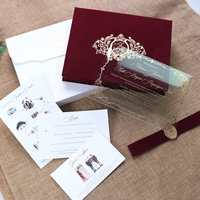 Maßgefertigte Kastanienbraune Samt-Geschenkbox Acryl-Hochzeitseinladungsset mit RSVP-Karten und Einlegekarten