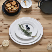 Assiette en céramique blanche plate circulaire classique et de haute qualité personnalisable en gros adaptée aux hôtels, bars et restaurants