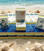 Tuiles de Mahjong Américain Thème Océan avec Motifs Planche de Surf et Soleil, Tuiles à Dos Rayé Bleu-Vert-Jaune, Portables et Écologiques