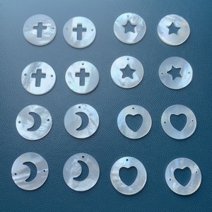 Venta al por mayor de concha de nácar natural moneda redonda Cruz corazón <span class=keywords><strong>Luna</strong></span> estrella colgantes encantos cuentas sueltas para la fabricación de joyas - Product Image 1
