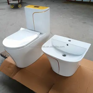 Set peralatan sanitasi termasuk toilet dan wastafel keramik warna putih dan emas