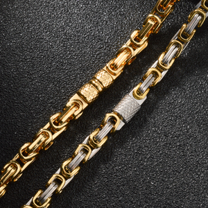 Collier fin de mode en acier inoxydable plaqué or 18 carats, chaîne byzantine bicolore polie en gros avec segments texturés en forme de grille. - Product Image 3