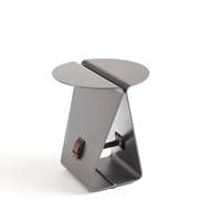 Table d'appoint moderne en acier inoxydable et cuir, forme en X avec détail de boucle en cuir, table d'appoint pour salon