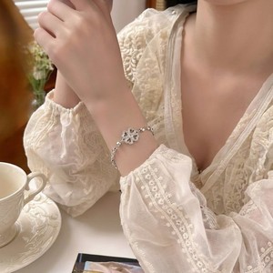 สร้อยข้อมือเงินแท้ S925 ลายโคลเวอร์แบบกลวง ประดับลูกปัด ดีไซน์หรูหรา ทันสมัย เหมาะสำหรับผู้หญิง ใช้ได้ทุกวัน หรือเป็นของขวัญวันครบรอบ - Product Image 4