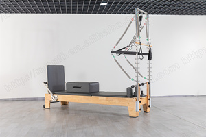 เครื่องพิลาทิสอเนกประสงค์ที่ทนทาน พร้อมเตียงเลื่อนและเตียงแกนกลางสีขาวแบบกึ่งยกสูง  พร้อมอุปกรณ์ทาวเวอร์รีฟอร์เมอร์ไม้ - Product Image 4