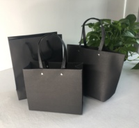 Sacs cadeaux en papier noir mat de luxe faits à la main et recyclables, avec poignées en ruban, impression sérigraphique, logo personnalisé pour les vêtements