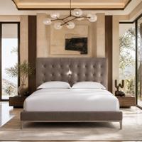 Lit à panneaux capitonnés en cuir avec base en chêne et cadre en métal, tête de lit rembourrée, taille personnalisée, finition pour villa, suite d'hôtel