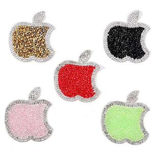 Patchs thermocollants faits main en maille de strass colorée avec lettres en plastique perlées et pierres de cristal - Product Image 2