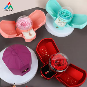 Ailes <span class=keywords><strong>d</strong></span>'<span class=keywords><strong>Ange</strong></span> Fleur Eternelle <span class=keywords><strong>Carré</strong></span> Romantique Imprimé Saint Valentin Coffret Cadeau Bague Boucles <span class=keywords><strong>d</strong></span>'oreilles Pendentif Collier Bijoux JINAO - Product Image 1