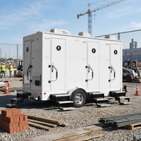 Remorque sanitaire portable à quatre postes et quatre portes avec réservoir d'eau potable et système de collecte des déchets pour le camping et la construction