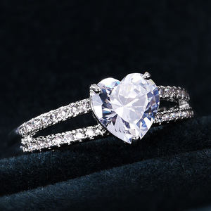 Anello da donna con zirconi intarsiati a forma di cuore, design elegante per feste di fidanzamento, regalo di gioielli da dito impilabile per tutti i giorni - Product Image 2