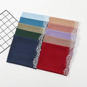 Vente en gros Bandanas ethniques musulmans en mousseline de soie couleur unie personnalisés de qualité supérieure voiles traditionnels châles avec hijab en dentelle - Product Image 1