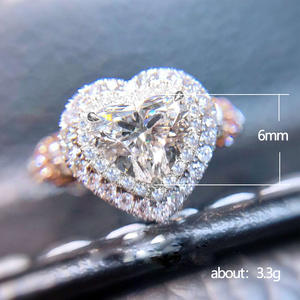 Anello di Fidanzamento F756 per Donna in Oro Bianco con Diamante Taglio Cuore Colore D Naturale e Diamanti Laterali - Product Image 5