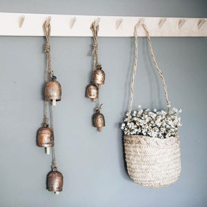 Campana de vaca de Metal hecha a mano, superventas, acabado grabado rústico para puerta principal, decoración del hogar o decoraciones navideñas, gran precio - Product Image 1