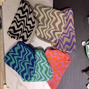 Bolso de Maquillaje con Cierre de Broche y Diseño de Ondas en Zigzag, Gran Capacidad, Tipo Clutch a Rayas, Versátil para Uso Diario - Product Image 3