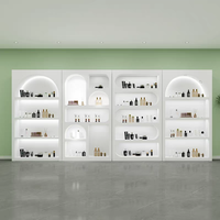 Vitrine de présentation sur mesure haut de gamme pour produits cosmétiques et de soin, finition de qualité boulangerie, pour salon de beauté et institut de manucure