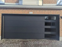 Puerta de Garaje Seccional BOCHARM Moderna de Aluminio, Madera y Acero Galvanizado, con Ventanas de Vidrio Negro Aisladas, Eléctrica y con Aislamiento Acústico