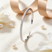 Bracelet ouvert minimaliste fin en argent avec une rangée de pierres CZ, accessoire de main formel pour demoiselle d'honneur, cadeau pour elle
