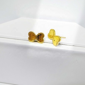 Pendientes de cobre chapados en oro pequeños y baratos al por mayor, con diseño de trébol, bonitos y únicos, joyería de moda india para niñas - Product Image 4