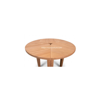 La table d'appoint Ekisha présente une finition élégante et un design polyvalent, offrant une grande fonctionnalité au salon ou dans une chambre.