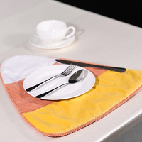 Napperon en velours côtelé matelassé en forme de triangle de maïs de bonbons Tapis de table doux pour la décoration intérieure d'Halloween