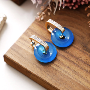 Boucles d'oreilles Huggie en forme de donut avec pierre blanche en cristal, plaqué or, cuivre et zircon, bijoux de mode pour le quotidien - Product Image 3