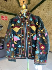 Chaqueta Bomber Unisex de Terciopelo Bordada |   Abrigo de Moda Floral Artesanal de Primera Calidad |   Forro de Algodón Estilo Boho Otoño/Invierno - Product Image 4