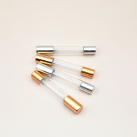 Bouteille à bille roulante vide ambre 2-en-1 Emballage à double extrémité pour parfums Huiles essentielles ou huiles corporelles uniques Tubes en plastique