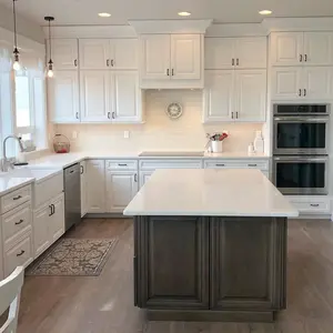 Branco pequeno apartamento cozinha armários madeira sólida com inserções