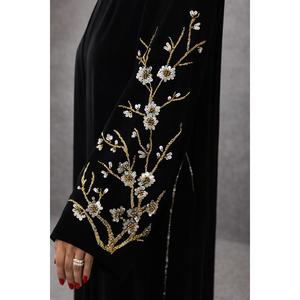 Abaya noire de luxe, décontractée, brodée à la main de motifs floraux, élégante, avec des détails en fil doré, en coton doux et fluide de qualité supérieure, style Dubaï, tenue modeste. - Product Image 1