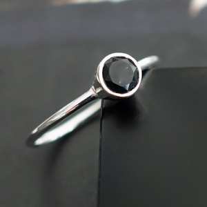 Delicado anillo de ónix negro facetado anillo apilable 925 plata esterlina solitario compromiso Boho joyería - Product Image 1