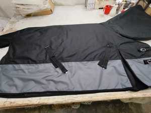 Manta de invierno para caballo de calidad premium con forro polar y correas ajustables para mayor comodidad - Product Image 2