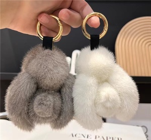 Llavero de Piel de Conejo Sintética Suave y Adorable, Colgante de Peluche Esponjoso para Bolsos, para Parejas, Llavero Suave para Coche - Product Image 3