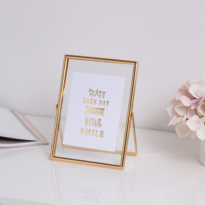 <span class=keywords><strong>Cadre</strong></span> photo flottant en <span class=keywords><strong>laiton</strong></span> et verre, style vintage antique doré, 5x7 (vertical) - Product Image 3