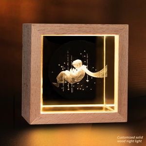 Lampada Notturna in Cristallo LED 3D Incisa con Cornice Quadrata in Legno - Product Image 5
