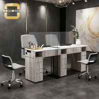 Table de manucure haut de gamme en marbre avec mobilier de salon de luxe et collecteur de poussière pour salon de beauté.