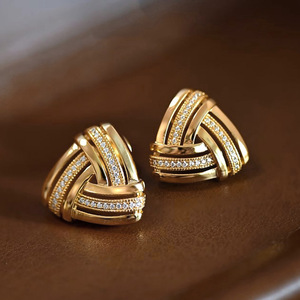 Boucles d'oreilles clous torsadées triangulaires pour femmes, design géométrique texturé, accessoires d'oreille pour le bureau et le quotidien - Product Image 1