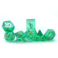 Set Dadu DND Hijau Buatan Tangan dari Resin Polihedral dengan Inklusi Koi Putih Kuning Berlapis Emas untuk Permainan RPG