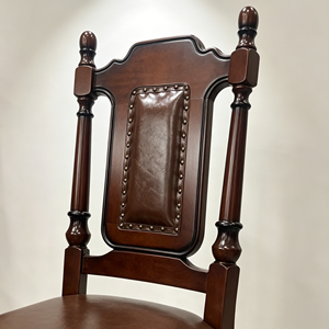 Chaise de salle à manger vintage en bois massif, revêtement en cuir PU marron, garniture à rivets, pieds tournés - Product Image 4