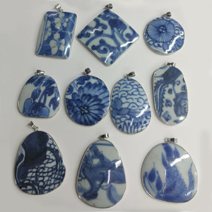 Colgantes de Cerámica Azul y Blanca con Marco Plateado de Porcelana Antigua, Diseños y Formas Mixtas Hechos a Mano al por Mayor para la Fabricación de Joyas - Product Image 6