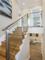 Rampe d'escalier en verre avec poteaux en acier inoxydable et panneaux en verre trempé pour projets de rénovation résidentielle