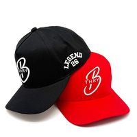 Gorra de Béisbol Snapback Personalizada con Monograma Cursivo B, Texto en Arco Lateral, Bordado 3D, Color Negro y Rojo Sólido, Corona Media, Sarga de Algodón Dobby